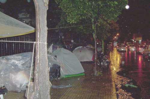 Campamento improvisado sobre Rivadavia