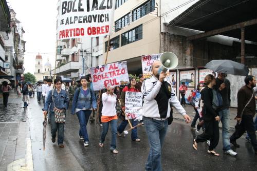 Manifestantes por calle Laprida.