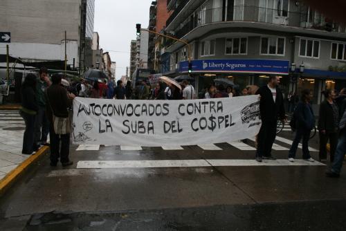 Manifestantes en contra de la suba.