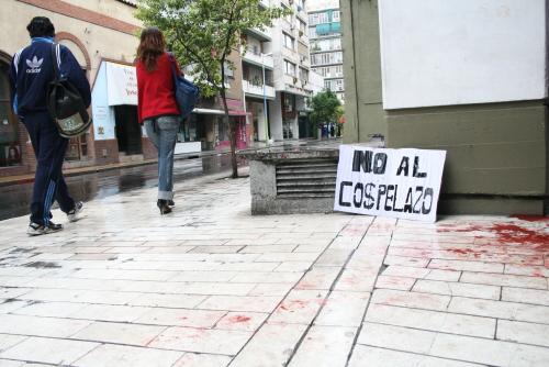 Carteles de repudio.