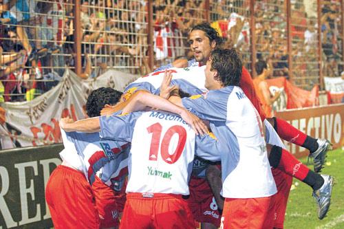 San Martín festeja el gol.