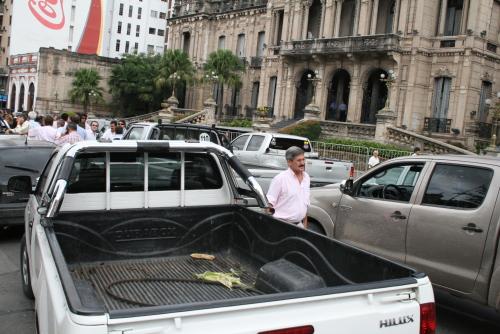 Las camionetas de los productores en plaza Independencia