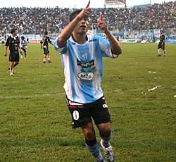 Con 2 goles Sarría fue la figura del partido