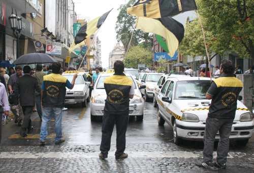 Peones de taxis siguen movilizados      