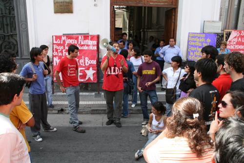 Estudiantes cortaron calle 25 de mayo