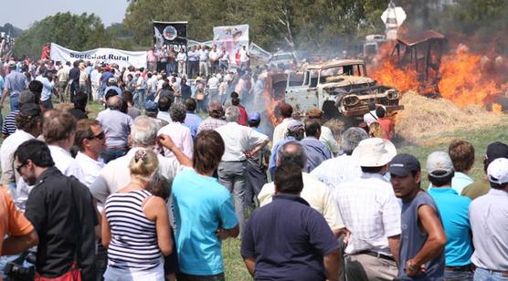 En San Pedro incendiaron una vieja camioneta      