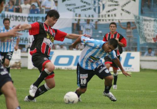 Sarría disputa el balón