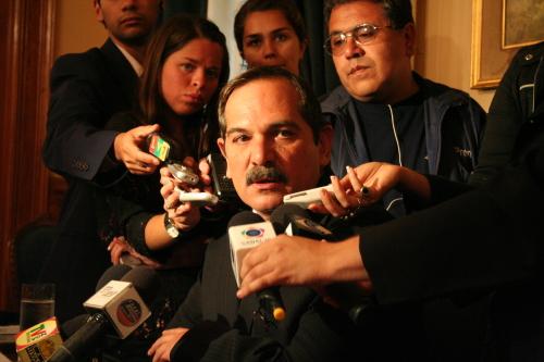 Alperovich en conferencia de prensa