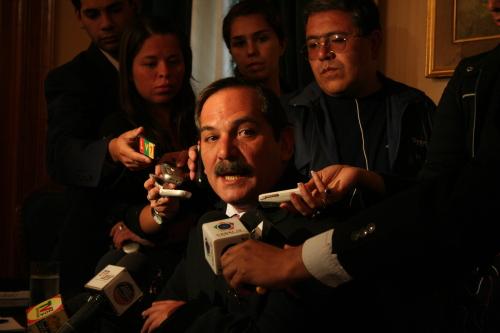 José Alperovich, hablando con la prensa