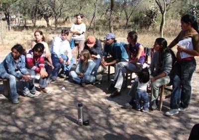 Militantes del MOCASE reunidos en asamblea