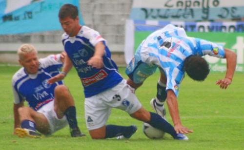 Montiglio cae tras disputar el balón