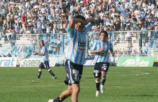 Longo festeja el gol que le hizo a los puntanos