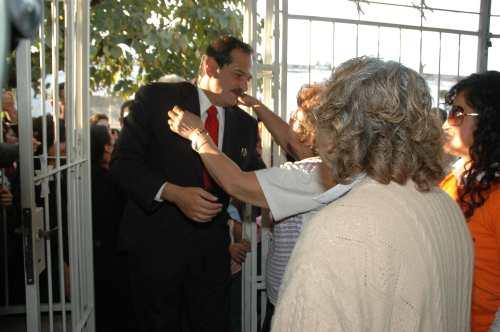 Alperovich durante una visita a Villa 9 de Julio    