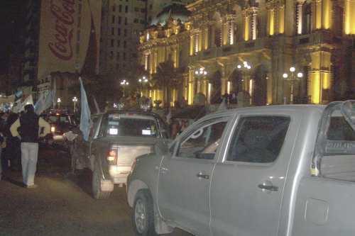 Camionetas, tractores y caballos se movilizaron anoche   