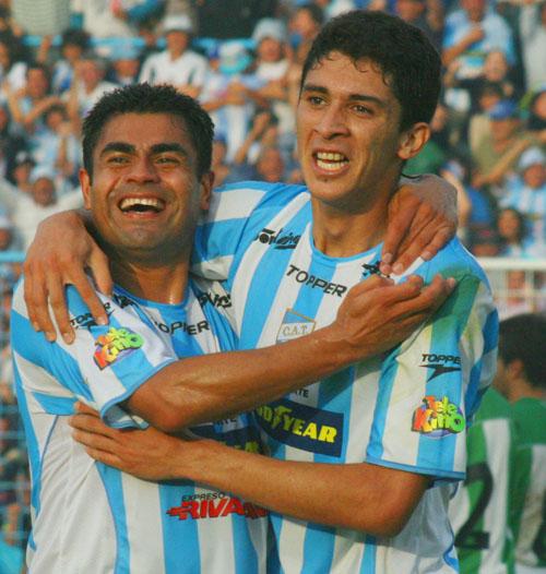 Sarría abraza a Hernández