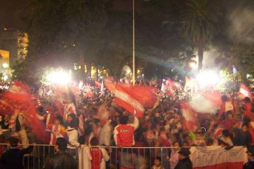 Una multitud festejó en plaza Independencia