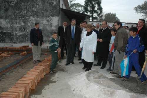 El mandatario visitó obras en Leales  