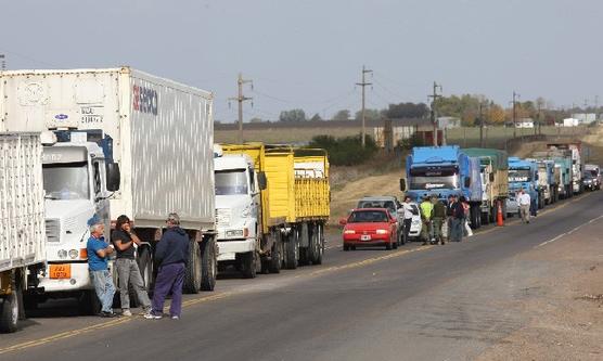 Transportistas obstaculizan varias rutas    