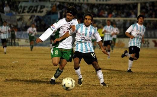 Desamparados vs Racing: Gaboardi lucha el balón con Prietto.