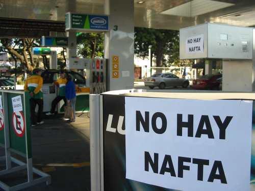 Al cartel lo retiraron anoche de la estación de servicios 