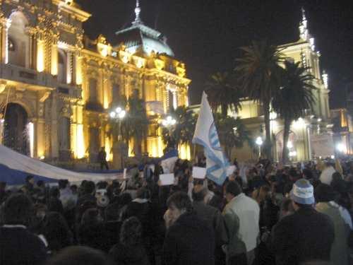 Bocinas y cacerolas en la noche del feriado     