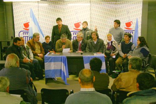 Organizaciones políticas en conferencia de prensa