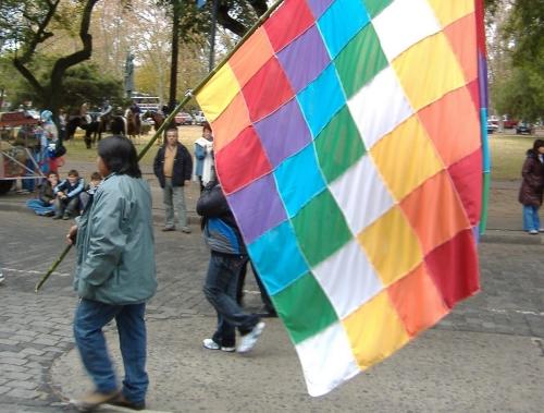 Bandera indígena en Tucumán