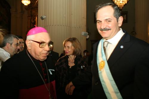 Monseñor Villalba junto al gobernador y su esposa