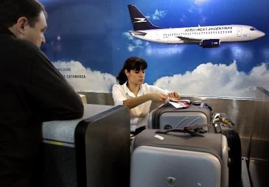 El aeropuerto fue un caos la noche del domingo     