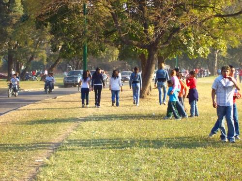 Juventud en el parque 9 de julio