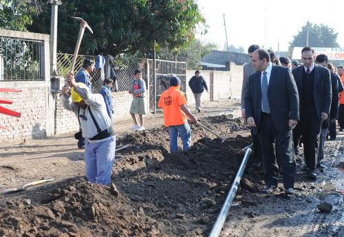 Manzur supervisa obras