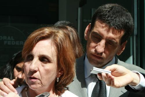 Marta Cárdenas junto a su hijo