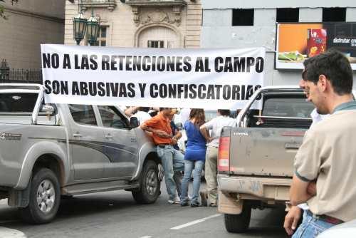 Camionetas que semanas atrás desabastecieron al país