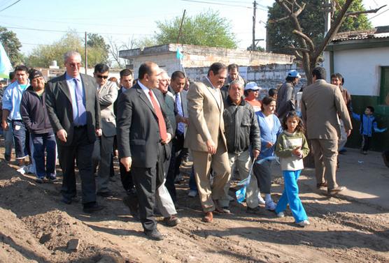 Alperovich supervisando obras