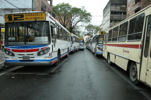 Colectivos bloquean a la Intendencia