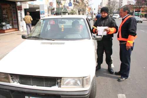 Los celosos inspectores piden documentación a los taxistas  