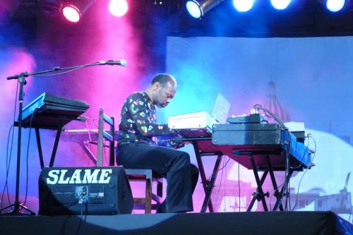 Luis Lugo con su piano cautivó a miles. Foto: Leo Ganzburg