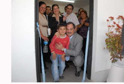 Alperovich abraza a un niño en La Calera     