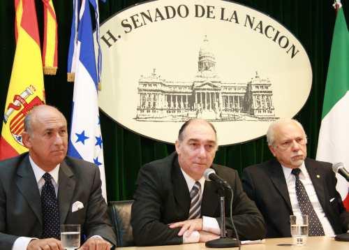 Mondino con defensores del pueblo de Italia    