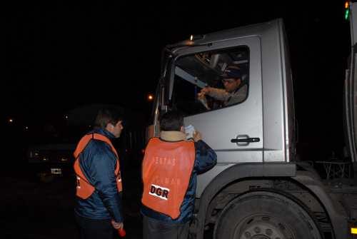 Inspectores piden documentación a camionero   