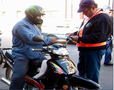 Usuario de motocicleta enredado en una multa