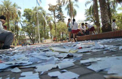 Dura tarea de limpiar la Plaza    