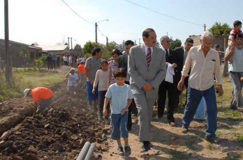 Alperovich recorriendo obras en Villa Angelina       