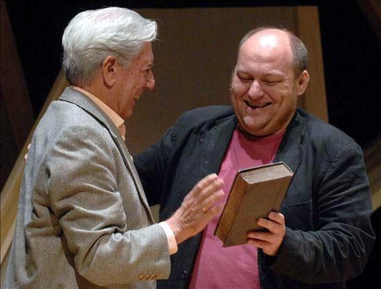 Vargas Llosa recibe de Félix Romeo, el premio una 1ª ed (186