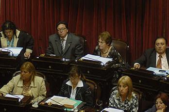 Senadores aprobando la nueva ley