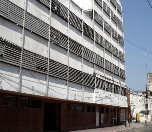 El inmenso edificio está abandonado     