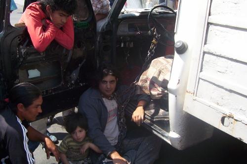 Encadenado a su camioneta en la esquina de 24 y congreso