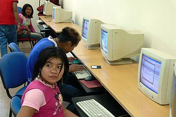 Alumnos en la sala de computación