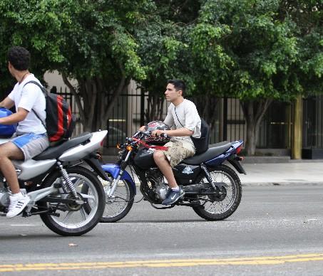 Motociclista sin casco una constante en la provincia