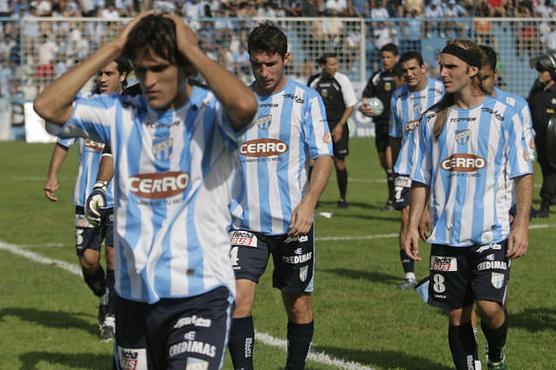 Con cabeza gacha los jugadores decanos abandonan la cancha